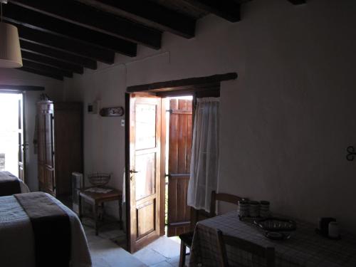 a room with a door and a room with a table at Vasilopoulos House in Tochni