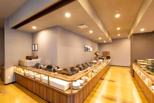 櫻井市的住宿－Hotel Route-Inn Sakurai Ekimae，厨房配有带锅碗瓢盆的柜台