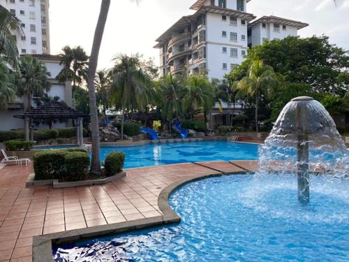 uma grande piscina com uma fonte no meio em Apartment Mahkota Melaka Room 3062 em Malaca