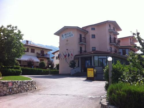 een gebouw met een bord voor een hotel bij Hotel Giampy in Assergi