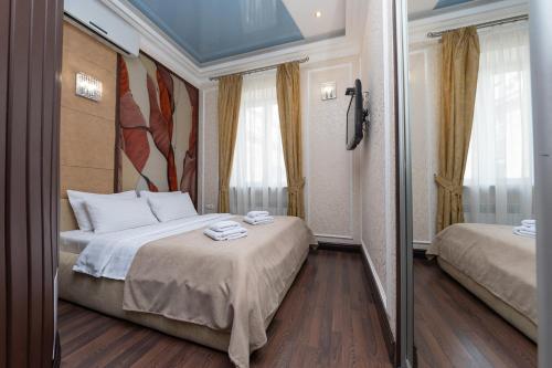 ein Hotelzimmer mit einem Bett und einem Spiegel in der Unterkunft VIP apartment. Kreshatik, Maidan Nezavisimosti. in Kiew