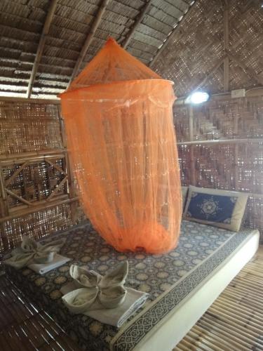 um saco plástico laranja sentado em cima de uma mesa em Varin Village Koh Lipe em Koh Lipe
