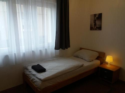 ein kleines Bett in einem Zimmer mit Fenster in der Unterkunft Appartement Confidence in Bürstadt