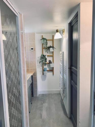 La salle de bains est pourvue d'une douche à l'italienne à côté d'une porte. dans l'établissement L'étape du moulin, à Barbaste