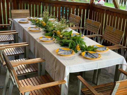 een tafel met borden met fruit en bloemen erop bij Cabana Sestina in Salard