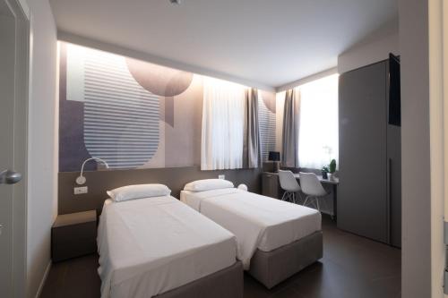 Un pat sau paturi într-o cameră la Zeta T Rooms