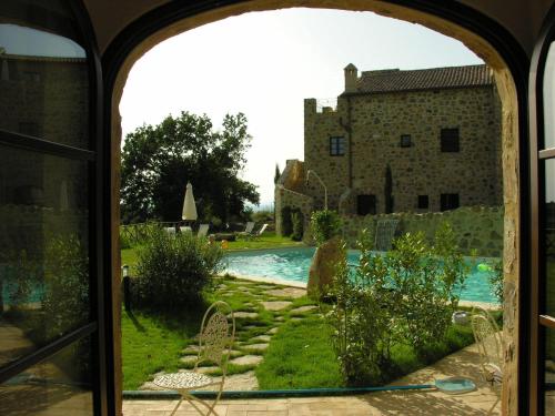 Kolam renang di atau dekat dengan Castel Brunello