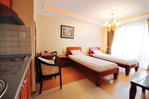 a kitchen with two beds in a room at Sunny Hill Apartments & Aqua Park in Vrnjačka Banja