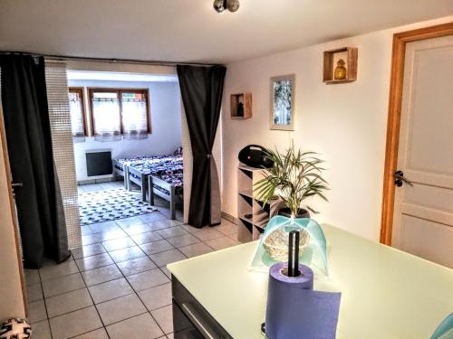 une chambre avec une cuisine et une chambre avec un lit dans l'établissement La Casa Family, à Marly-la-Ville