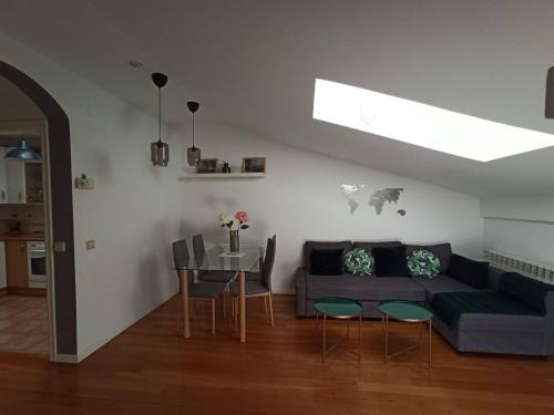 salon z kanapą i stołem w obiekcie La casa de LA FLORA a 3 minutos de la catedral VUT09187 w mieście Burgos