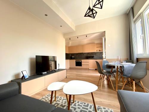 uma sala de estar com um sofá e uma mesa em Top Centre Zara Apartment em Stara Zagora