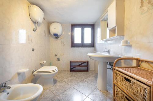 a bathroom with a toilet and a sink at Villa Chia in Domus de Maria