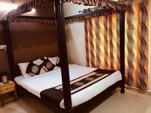 Tempat tidur dalam kamar di Palm Era Resorts