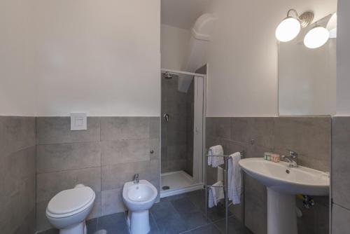 y baño con aseo y lavamanos. en Vicolo del Cinque Apartment Trastevere en Roma