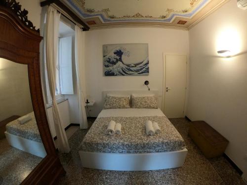 een slaapkamer met een bed en een schilderij aan het plafond bij La Scialuppa in Camogli