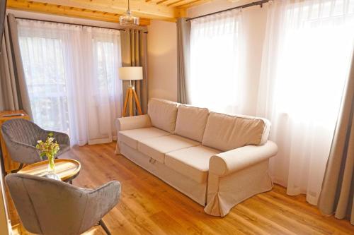 ヴィスワにあるMALINOWA OSADAのリビングルーム(ソファ、椅子付)
