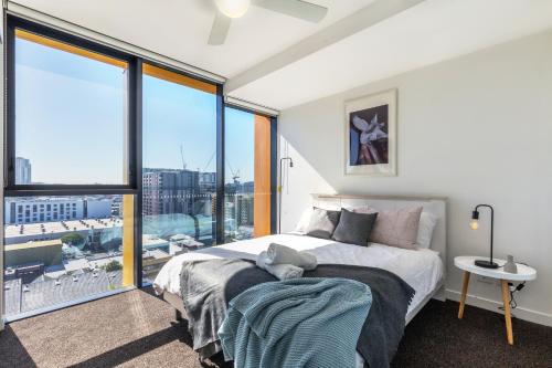 - une chambre avec un lit et une grande fenêtre dans l'établissement KOZYGURU FORTITUDE VALLEY AMAZING VIEW 2BED APT + FREE PARKING QFV010, à Brisbane