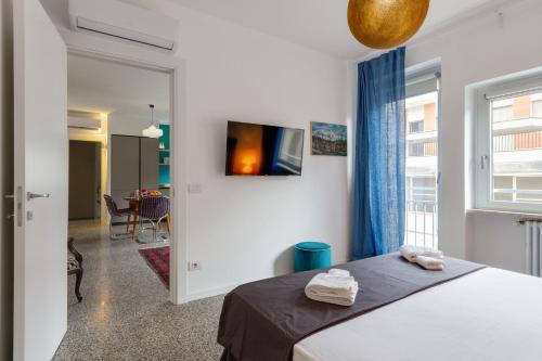 ein Schlafzimmer mit einem Bett und einem TV an der Wand in der Unterkunft Inner City Apartments in Lecce