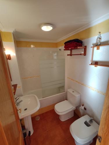 Ένα μπάνιο στο Apartamento Paseo Marítimo