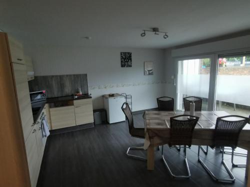 eine Küche und ein Esszimmer mit Tisch und Stühlen in der Unterkunft Ferienhaus Thalia in Übach-Palenberg