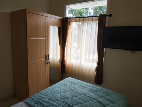 Llit o llits en una habitació de Solota Kostel Syariah