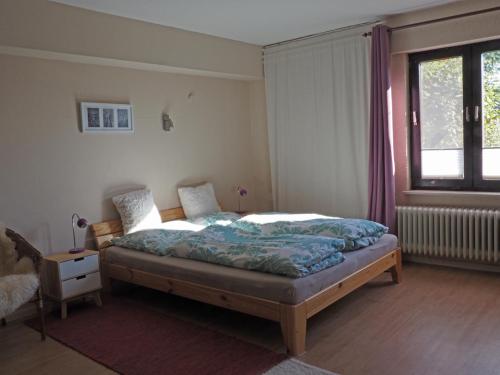 - une chambre avec un lit et une fenêtre dans l'établissement Ferienwohnung am Waldrand, Hitzacker, à Hitzacker