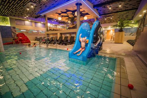 Apartment Stil near Terme Paradisoの敷地内または近くにあるプール