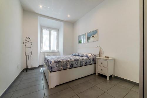 - une chambre avec un lit, une commode et une fenêtre dans l'établissement Porta Pia & Villa Torlonia Apartment with Balcony, à Rome