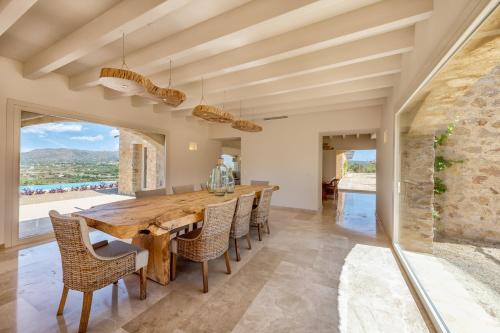 een eetkamer met een houten tafel en stoelen bij Es Lligats - Adults Only in Sant Llorenç des Cardassar