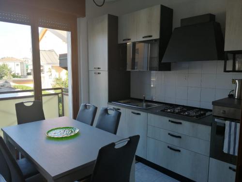 une cuisine avec une table avec une assiette dessus dans l'établissement FERRARIN 3 BUSINESS APARTMENT by ITALYVING, à Rho