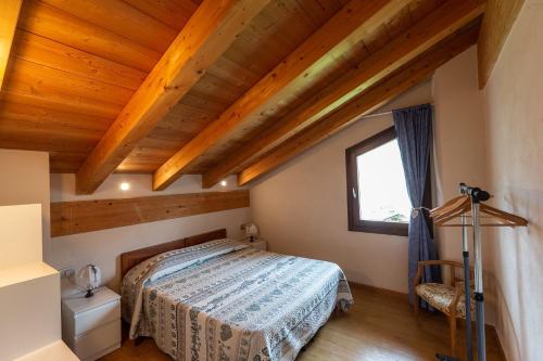 アオスタにあるRelax alle porte di Aostaのベッドルーム(ベッド1台、窓付)