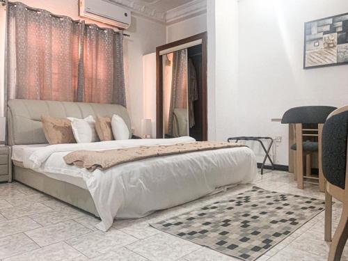 sypialnia z dużym łóżkiem w pokoju w obiekcie Hill View Hotel West Airport w Akrze