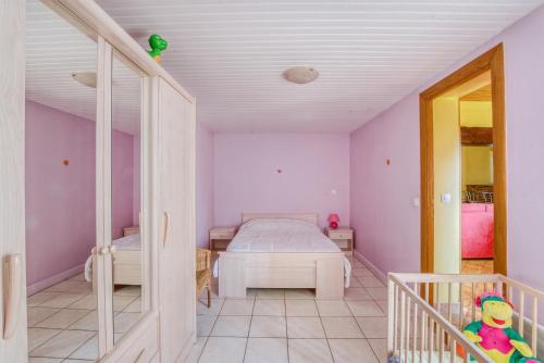 a bedroom with purple walls and a bed in a room at Marine - Maison et jardin - Grande Plage à 150 m in Barneville-Carteret