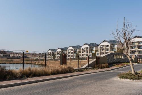 an empty street in front of apartment complexes at Alimama Spaces: The Manson's Kikuyu in Sandown