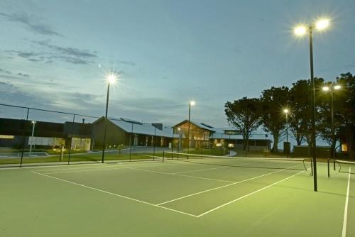 Tenis a/nebo squash v ubytování Stunning resort apartment in San Remo nebo okolí