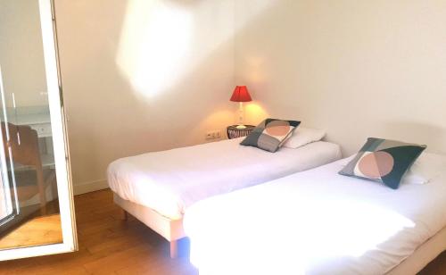 Katil atau katil-katil dalam bilik di Appartement spacieux à 200 m de la plage - Hôtel de l'Europe
