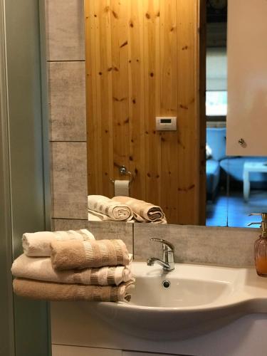 a bathroom with a sink and a mirror at Chata Lawendowa in Sasino