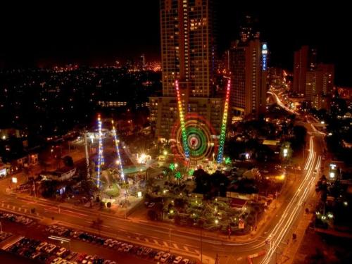 vista di una città di notte con luci di Crown Towers Resort Private Apartments a Gold Coast