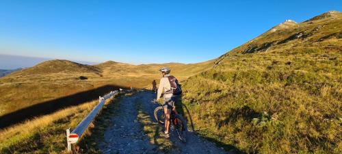 un homme faisant du vélo sur un sentier de montagne dans l'établissement Il Borgo Dei Celti, à Fiumalbo