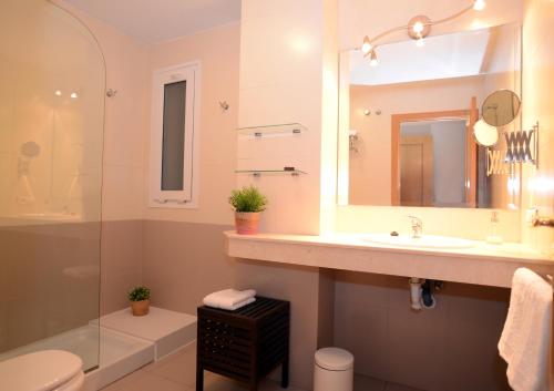 Ένα μπάνιο στο Apartamentos Turísticos Ceres