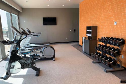 a gym with cardio equipment in a building at La Quinta Inn & Suites by Wyndham Holbrook Petrified Forest in Holbrook