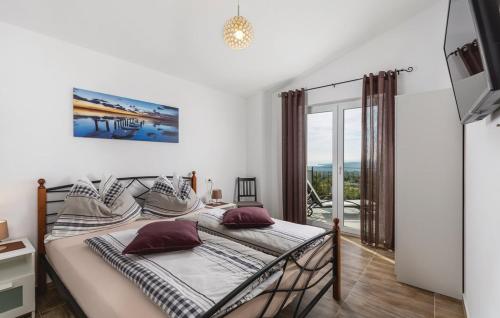 Un dormitorio con una cama y un balcón. en villa dijana, en Viskovići