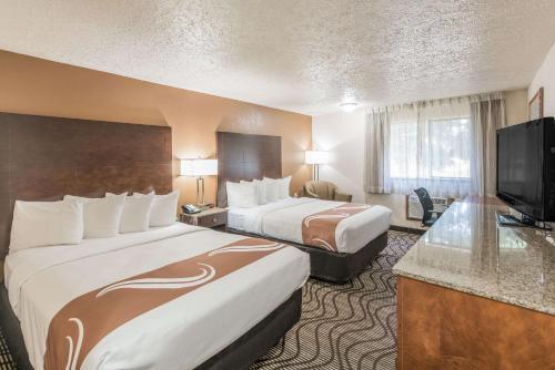 um quarto de hotel com duas camas e uma televisão de ecrã plano em Quality Inn & Suites Downtown Walla Walla em Walla Walla