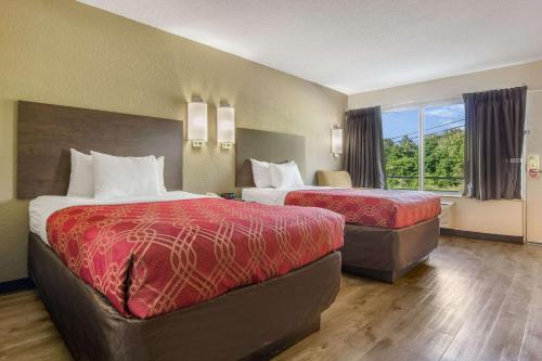 Habitación de hotel con 2 camas y ventana en Econo Lodge Fort Knox, en Radcliff