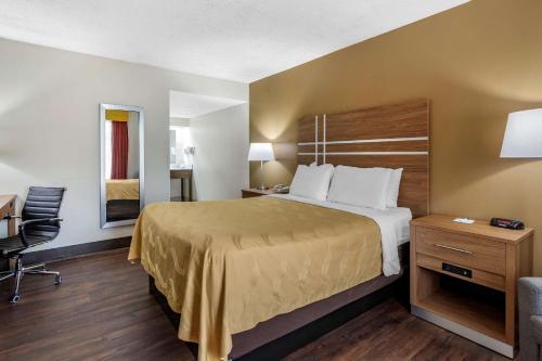 Un pat sau paturi într-o cameră la Quality Inn Brunswick