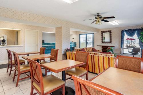 a restaurant with tables and chairs and a couch at Econo Lodge Pearl - Jackson in Pearl