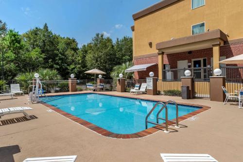 a swimming pool in front of a building at Comfort Suites Biloxi/Ocean Springs in Biloxi