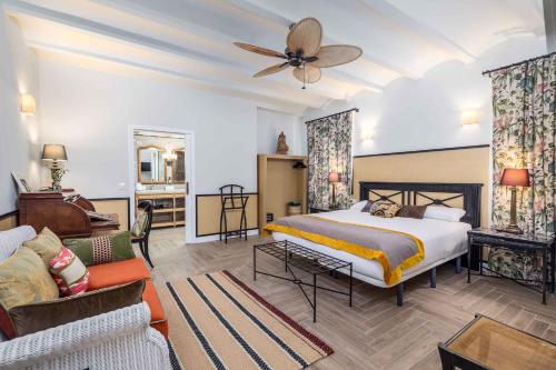 a bedroom with a bed and a living room at Maison San Alfredo B&B in El Puig