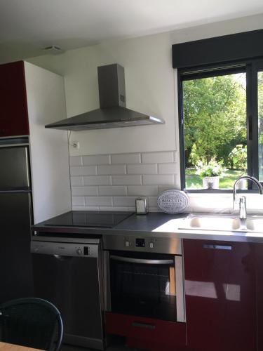 Il comprend une cuisine équipée d'une cuisinière et d'un évier. dans l'établissement Gîte Côté Prairie classé 4 etoiles, à Épagne-Épagnette