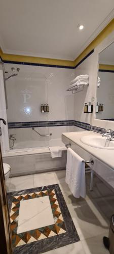 a bathroom with a tub and a sink at Parador de Gredos in Navarredonda de Gredos